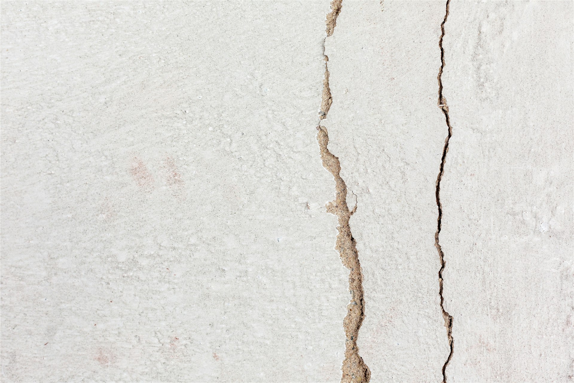 une fissure sur le côté d'un mur blanc